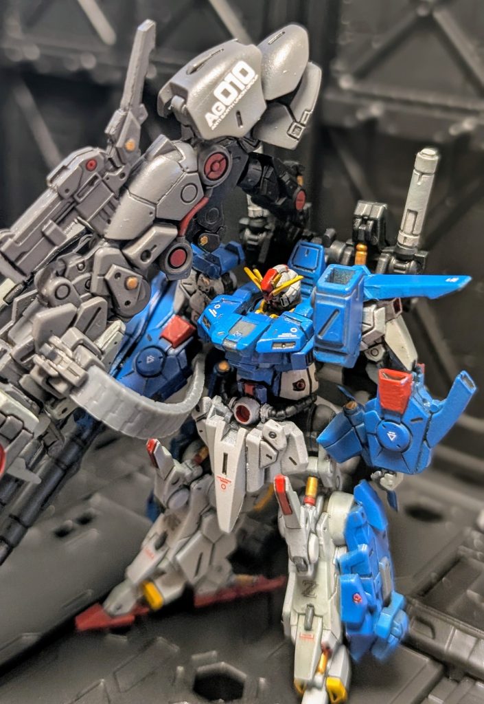 ジュドー「ほとんどの機体が整備中だっていうのに、ジオンの奴ら、なんだってこんな時に…！」アストナージ「ジュドー！　ルーとビーチャがネオ・ジオンの部隊と遭遇したって連絡が入ったぞ！」ジュドー「聞いてる！　だから俺が出るんでしょ！　ダブルゼータ、出せるよね！？」アストナージ「問題ない！　ついさっき、仕上げたところだ！」ジュドー「よし、すぐ出るからアストナージさんは下がって…」「…って、なんなの！？　このバカでかい大砲は！」アストナージ「ハイパーメガカノンってやつだよ。急ピッチで仕上げたんだぜ」ジュドー「なんだって俺に黙って勝手に…！　こんなの付けたら動けないじゃないか！」アストナージ「上から付けろって言われたんだよ！　聞いてないのか？というかコイツをネオ・ジオン艦隊に一発ぶち込めば戦争が終わるレベルの代物だぞ？いいから持ってけって！」ジュドー「…えぇ(困惑)」⚠このアストナージさんはスパロボの超人仕様です！みたいな会話が繰り広げられていたに違いない😎笑