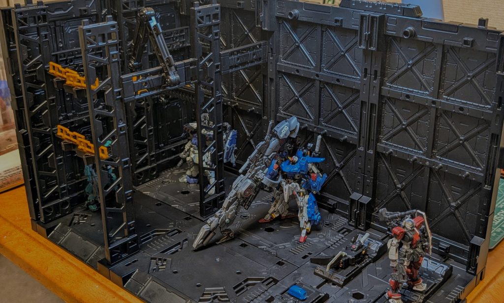 ネェル・アーガマ艦内です🙄(大嘘)山田化学様々ですね！アーティファクトには丁度いいサイズなのでディスプレイには重宝しております🙇‍♀️