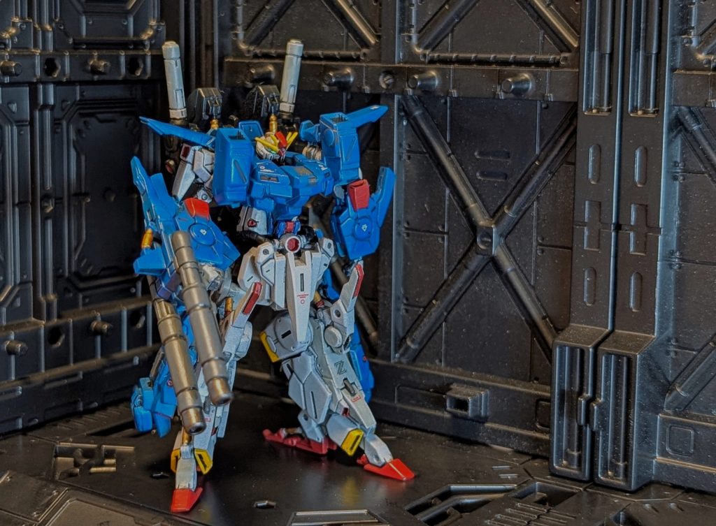 こちらがノーマル仕様。バックパック右側とスプレーミサイルランチャーを交換することで再現可能としました🫡フルアーマーなのにノーマルとはおかしな感じですが、最初はハイパーメガカノンなんて作る気なかったんです🤣