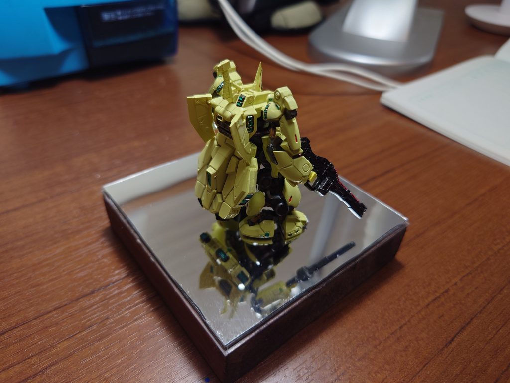 皆さんの作例を拝見させてもらってケースや台座を用意してみました。百均で揃うことに驚いてます。