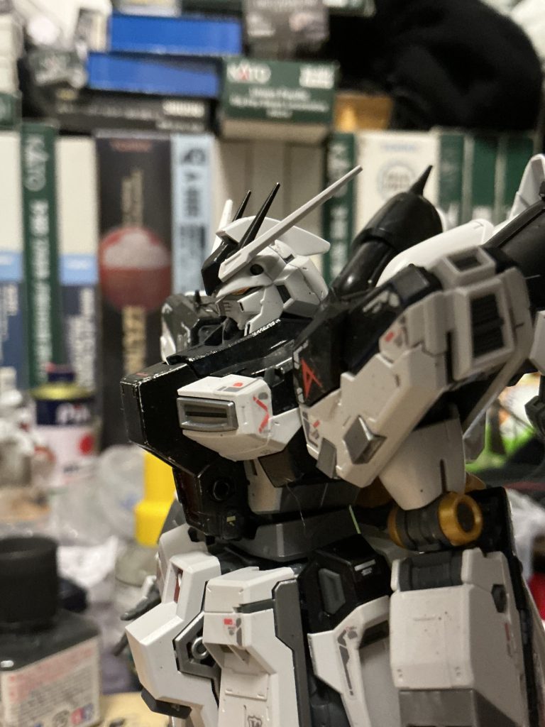 横から一枚。まあマーキングシールはほぼ説明書通り貼ってます。(トップコート吹かなきゃ。)まあ、今回は初の真面目な塗装ということで、そこそこ粗がありますが大目に見ていただけたら幸いです。それにしても、白黒のツートンカラーのガンダム、夢で見たとき凄くカッコイイって思ったんですよね。なんか00っぽい機体だった気がするけど…。自分の手で頑張って手を加えると凄く愛着が湧いて来るって言うのが分かった気がします。ホントにカッコイイから大事に飾りたい。そう思う所存でございます。では今回はこの辺りでお開き。