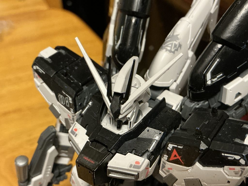 上から一枚。4本あるアンテナのうち中央側2本を黒で。バックパックの真ん中のヤツに余ったシールド用のユニコーンっぽいシールを貼ってます。デカいシールが余ってると勿体なく思ってしまうのよなぁ…。