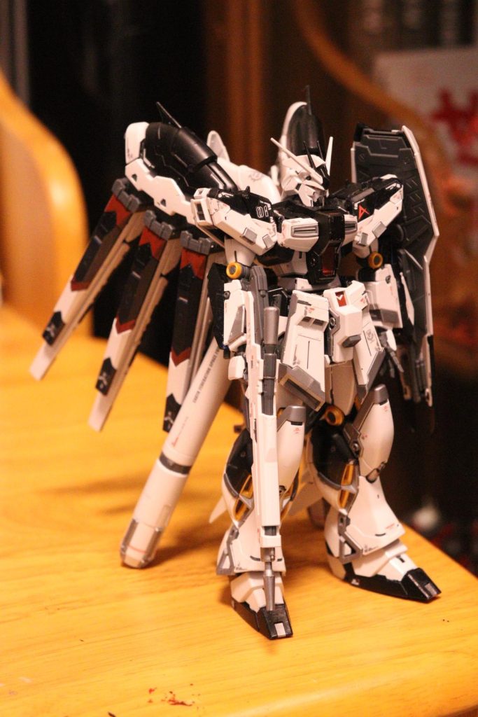 まあとりあえず全体像をば。青だったところを黒、薄い紫色の所は黒っぽい赤で塗ってみました。なお筆塗りです。