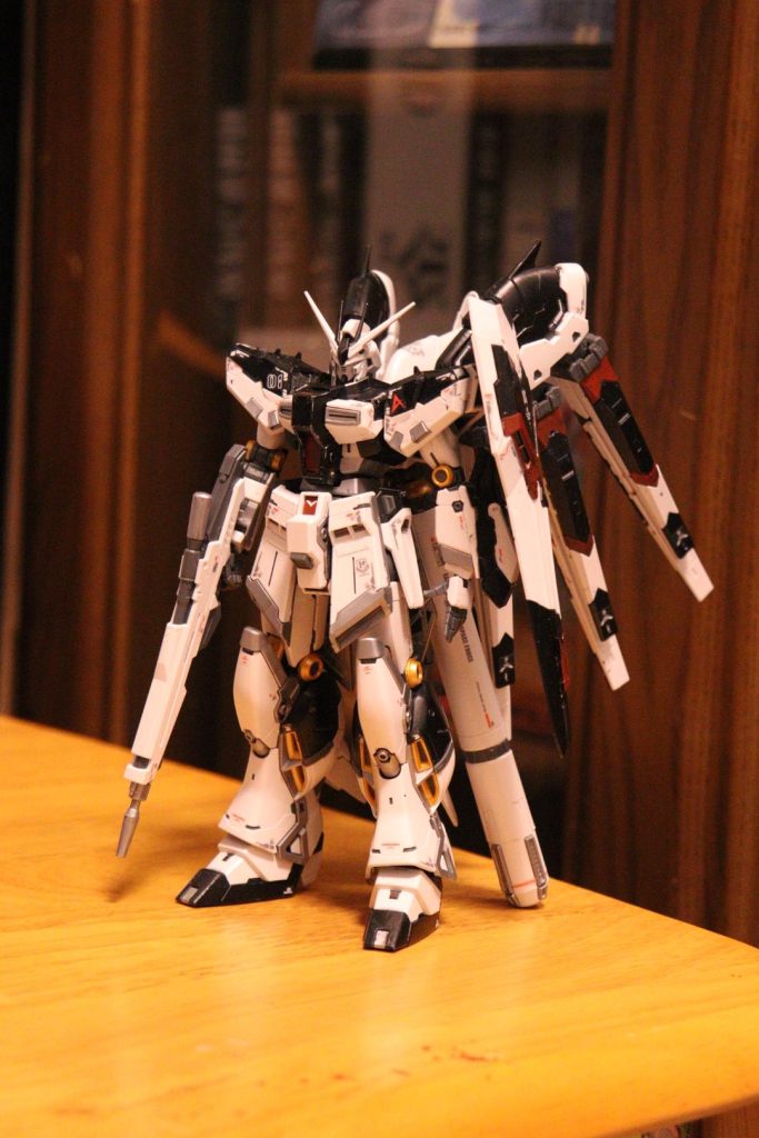 全体像を右側から。デカくてカッコイイけど…プロペラントタンクが支えになってる。まあデザインとちゃんと立つ安定感を求めるとこうなる…のかな?