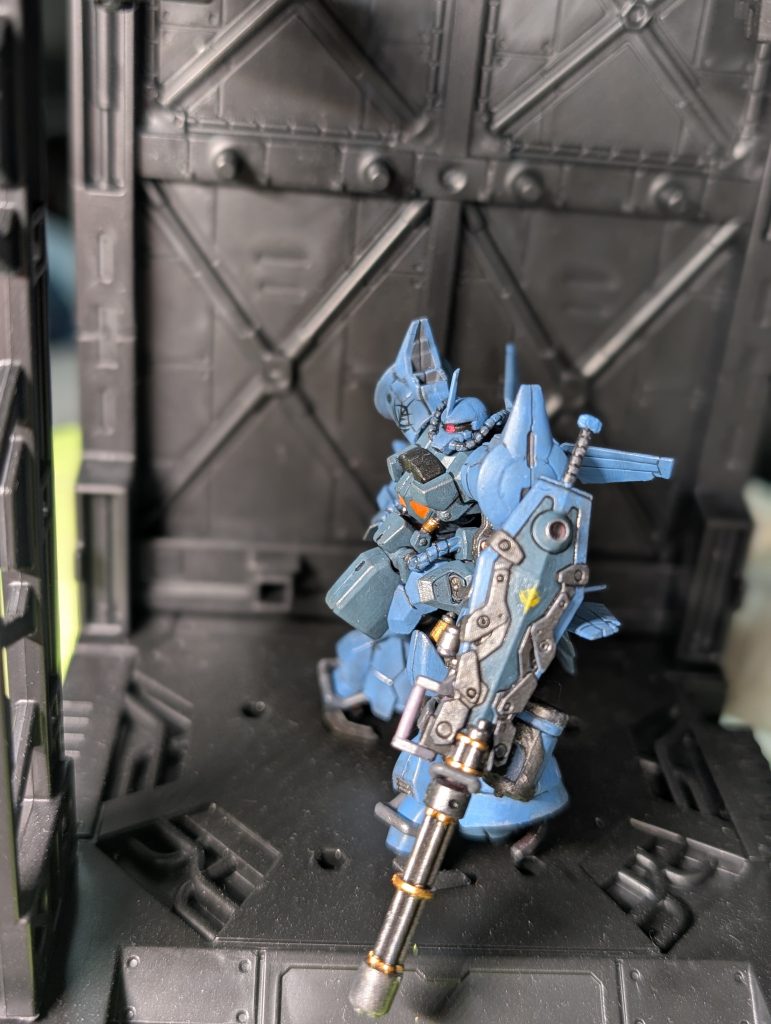 余っていたデカールを盾と肩につけましたが、微妙な出来映えになってます