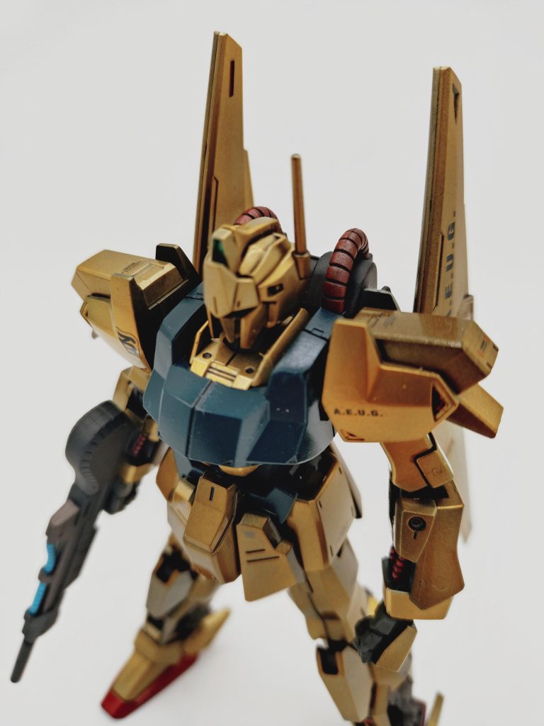 サーフェイサーブラックからパールシルバーにクリアーイエローに少々クリアーオレンジを加えたカラーにクリアーを吹きました。