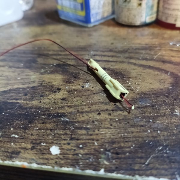 今回はパッケージ通り隠し腕にもビームソード持たせます‼️👍ポロリがないように極小ビスでシッカリ固定☝️（2枚目）