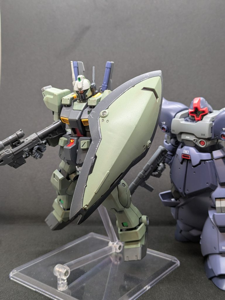 「なんだぁ？！ん？ドムとつるんでやがる！敵機？！」