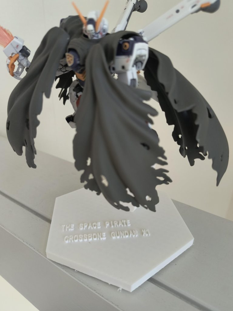 スタンドは例によって3Dプリンターで自作してます。文字を入れれることを知ったので、宇宙海賊クロスボーンガンダムと入れてみました。 見て頂きありがとうございました。