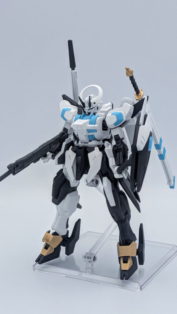 正面から。足首の可動域が悪いので自立出来ない事と、何故か右足のアンクルガードがコゲたみたいになってる事に完成後に気付きました…。