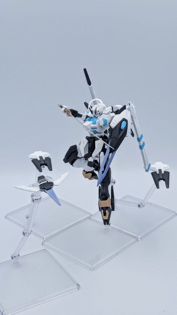 ドラグーン展開。シールドに近接用の小型ドラグーン、腰部に射撃重視の大型ドラグーンを装備。フブちゃんはこういう武器好きそうな印象。