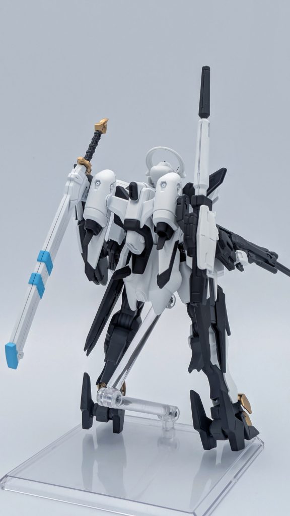 背面から。フブちゃんが持つ武器と言えば刀。ここを意識した結果、なんかルドラっぽい感じにもなりました。