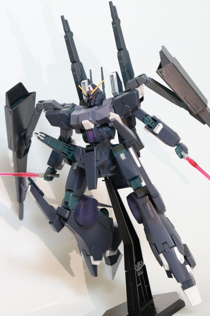 2種のビームサーベルのどちらか以外は基本的に同時にドライブ可能大量の火器を同時にドライブできるように大型のジェネレータを胴体やバックパックなどに数機搭載している設定です。