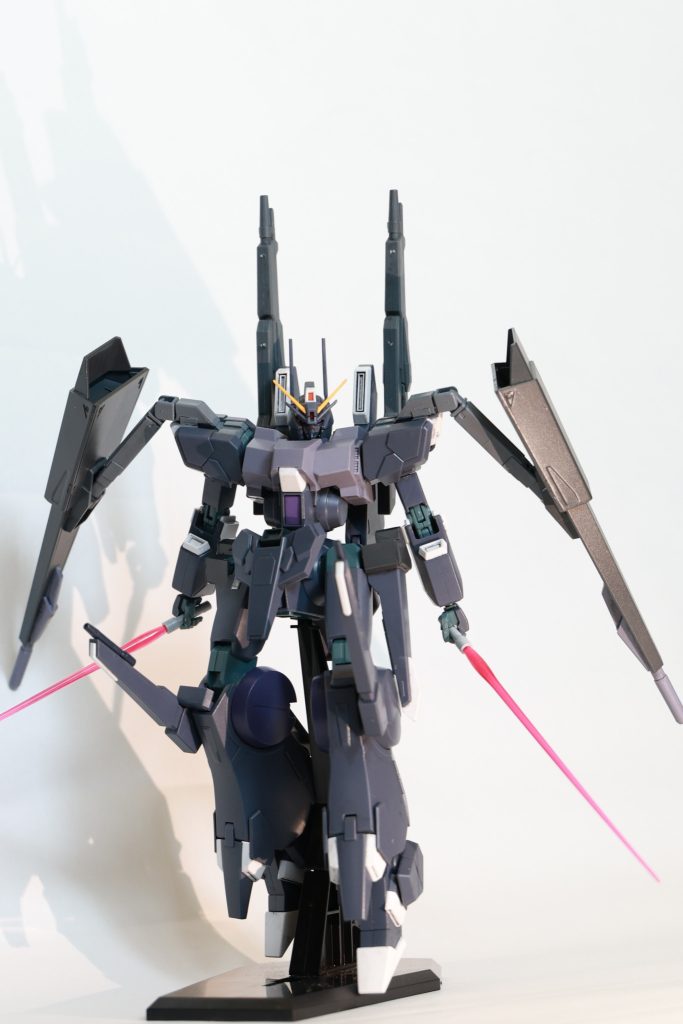 各部のメガ粒子砲に加え、近接戦用にビームサーベルを2本装備それぞれ腰部のビームカノンユニットに格納されている設定です。