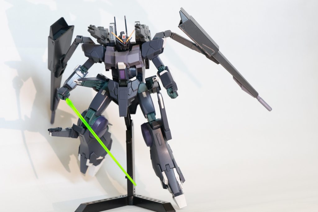 普通のビームサーベルに加えて大型のハイビームサーベルもリアスカートに1本装備出力が高いため、ノーマルのビームサーベルとは併用できないようになっています。