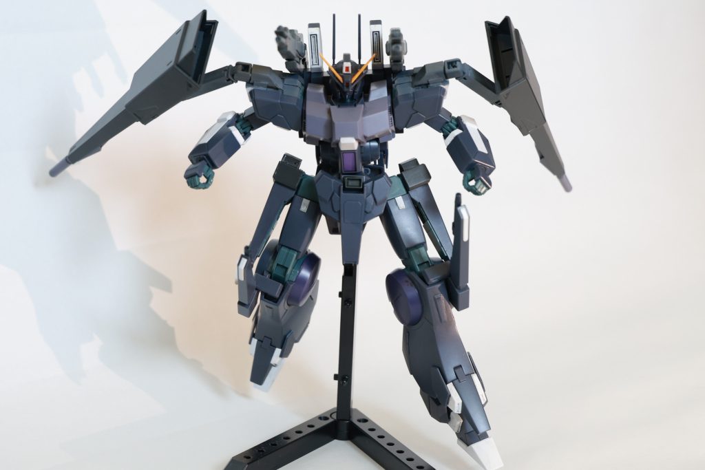 メイン武装は両肩のバインダーとバックパックに2門の合計4門装備しているハイメガ粒子砲と腰部に2門装備するビームカノン、両手と両脚にそれぞれ装備しているビームガンの合計10門のメガ粒子砲サイコガンダムの火力を再現するために積めるだけ積んだという想定です…笑