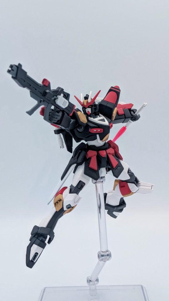 ビームサーベルとビームライフルを構えて。接近重視とてビームライフル程度は持たせたい質なので持たせてます。