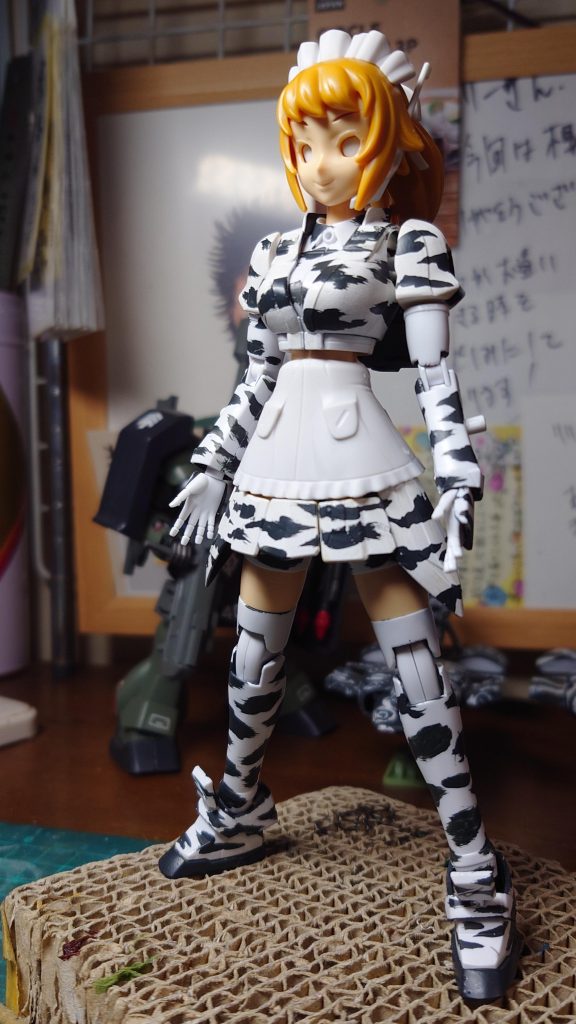 イエローパーツを艶消しホワイトで筆塗りし、タイヤブラックで筆塗り。