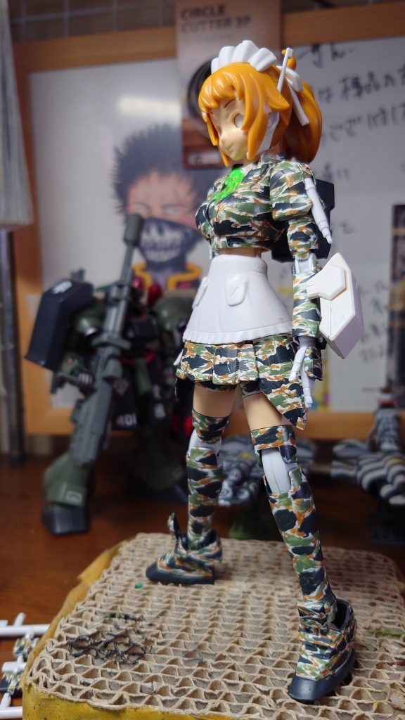 グリーン系を筆塗りしてブラウン系を筆塗り。