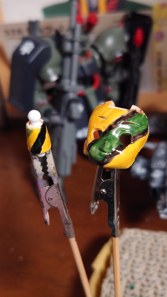 顔と首周りも筆塗り、ここは筆塗りをわざと強調。