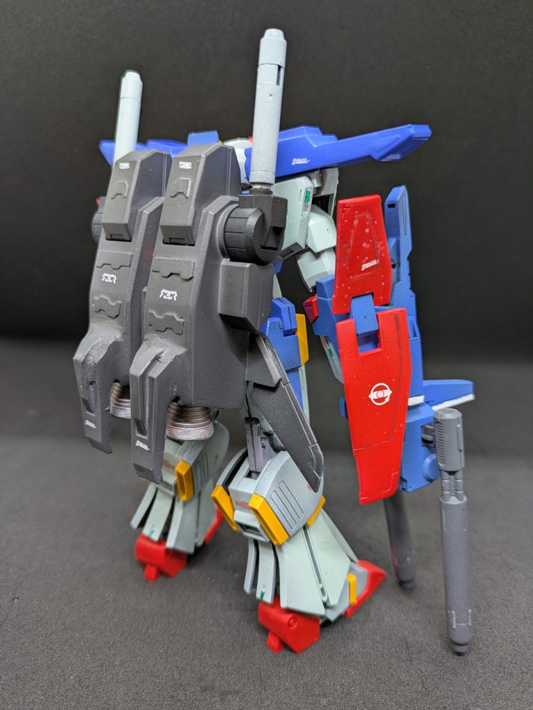 強化型風ZZその③ミサイルポッドを延長できなかったので、通常型と大きさは変わりません。細い細いと思っていたHGUCΖΖガンダムですが、決してそんなことはないですよね。この重量感は迫力あります。