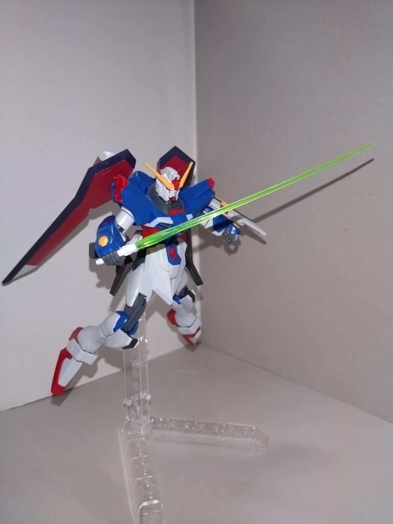 ウイングバインダーは当然イモータルジャスティスからですが、デスティニーのバックパックの大穴にはめ込むため軸側をランナータグで細工しました。そのままだとすぐにヘタるからです。サーベルはウイングゼロから。 次回は、プラウドディフェンダーと合体した「真の姿」をば!!