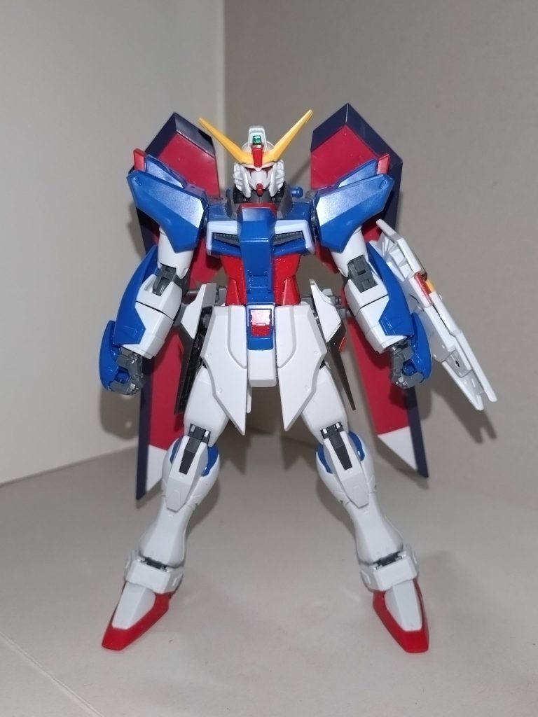 【概要】ZGMF-142 / デスティニーブレフィスMyGOを率いるボーカル担当・高松 燈が、インパルスカーマインに続いて制作したガンプラ。AveMujicaを率いるキーボード担当・豊川祥子が制作したプラウドディフェンダーとの合体を前提に「本体はデスティニーの量産先行機として、デスティニーをダウングレードしたものとする」方針で制作したため、デスティニーの特徴とも言うべき武装がことごとく撤去されている。