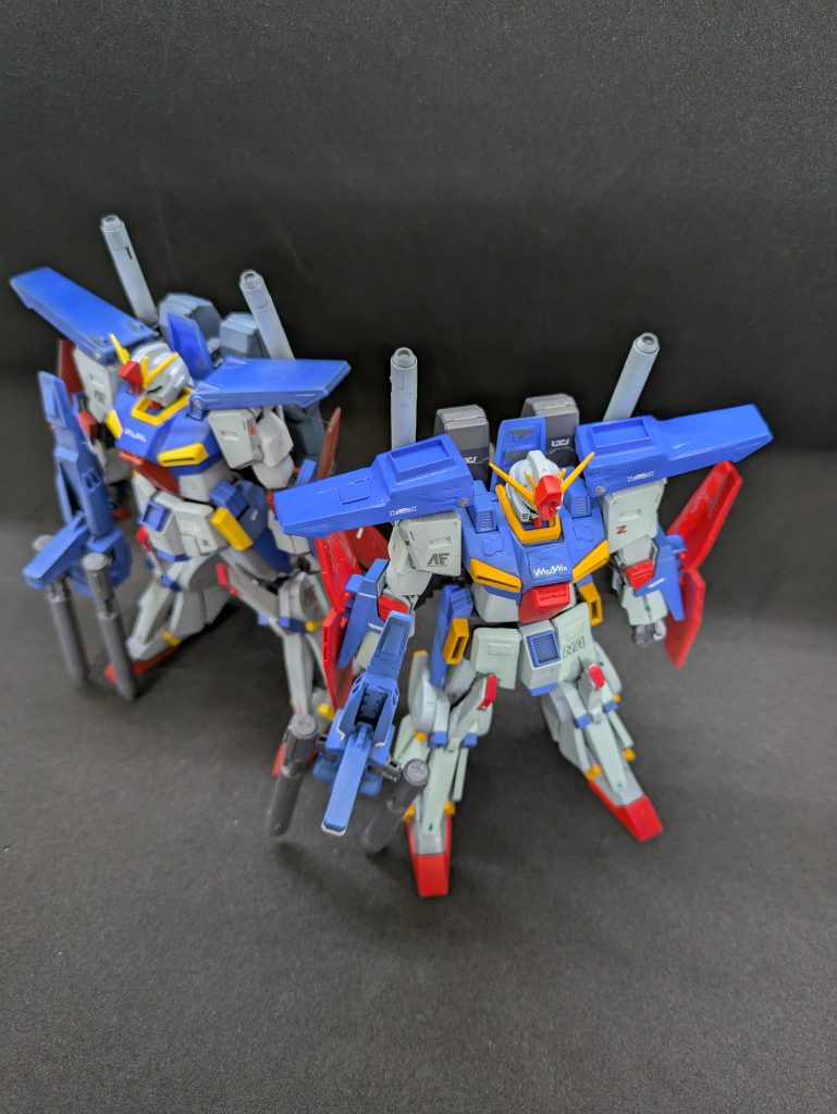 並べてみました。両肩の所を盛って、コトブキヤのノズルを貼りました。ダブルビームライフルは変形を考えると空洞部が発生します。変形させない前提なので、強化型風の方はプラ板で埋めました。