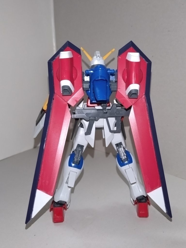 【設定】メサイア攻防戦後、月面で半壊したZGMF-X42S デスティニーのデータを流用し、その量産型として設計された機体。ベース機となるデスティニーの特徴···MMI-X340 パルマフィオキーナ掌部ビーム砲MMI-714 アロンダイト対艦ビームソードM2000GX カルキノス高エネルギー長射程ビーム砲RQM60F フラッシュエッジ2ビームブーメランをすべて外し、ウイングバインダーを後のイモータルジャスティスと同じものに変えた一方、MA-M944 ビームサーベル、MMI-GAC22 連装マイクロミサイルランチャーを武装に加えた。MX2351 ソリドゥスフルゴールビームシールド発生装置は残されているものの、左右どちらかしか使えないようにロックがかけられている。