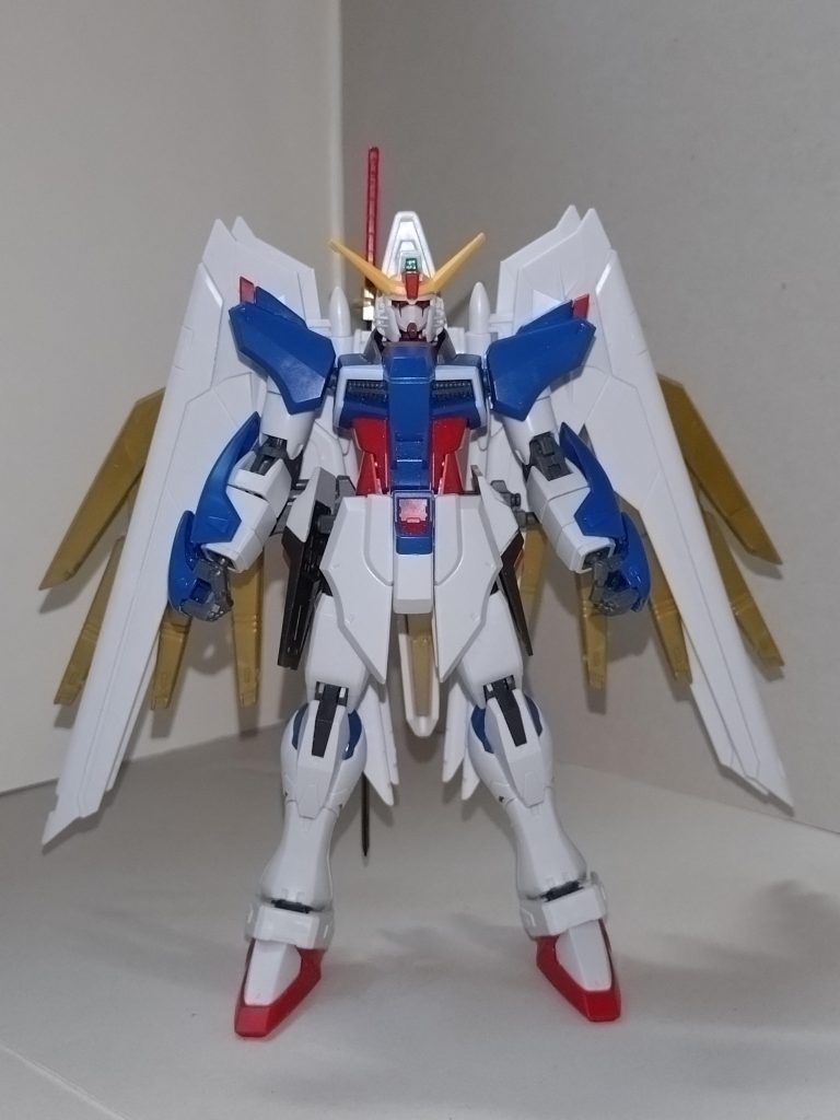 【概要】ZGMF/A-142PDP マイティーストデスティニーAveMujicaを率いるキーボード担当・豊川祥子が制作したプラウドディフェンダーに、MyGOを率いるボーカル担当・高松 燈が制作したデスティニーブレフィスを組み合わせたもの。名前の通り、マイティーストライクフリーダムのデスティニー版とでも言うべき存在だが、デスティニー本体からして、細部にわたりもとのデスティニーブレフィスとは差異がある。