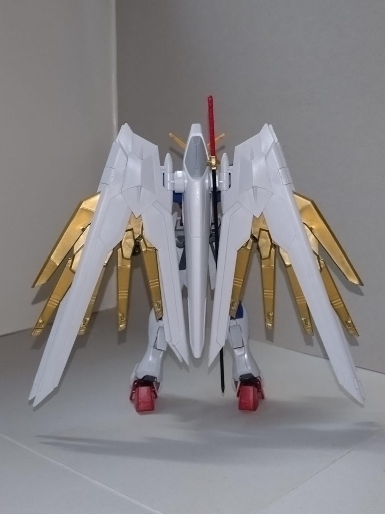 プラウドディフェンダーそのものは変わらないものの、デスティニーにはブレフィスとの違いが見受けられ、動力がパイパーデュートリオンエンジンに戻され、MMI-M340 パルマフィオキーナ掌部ビーム砲が右手のみながら復活している(左手側はダミー)。またMX2351 ソリドゥスフルゴールビームシールド発生装置は逆に左手側のみに改められたが、防御のみならず攻撃にも使用可能になった。したがって、外見は左右非対称である。