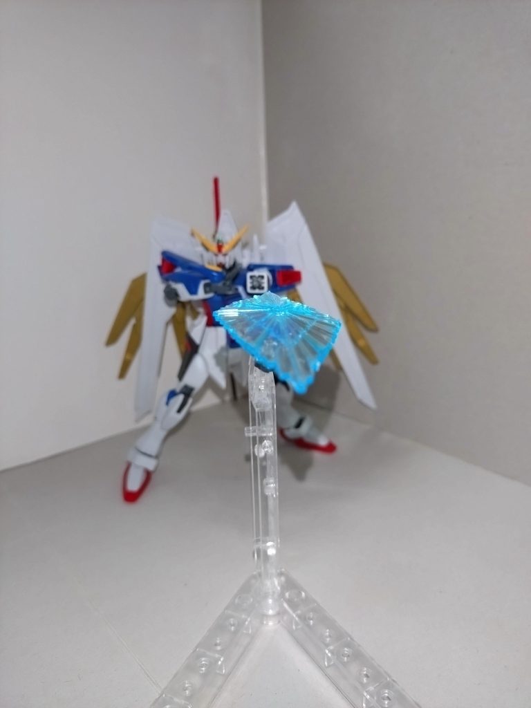 両下腕は簡易型ドラグーン式の機動武装ポッドを兼ね、射程こそ有限ながらもロケットパンチのように射出させられる。