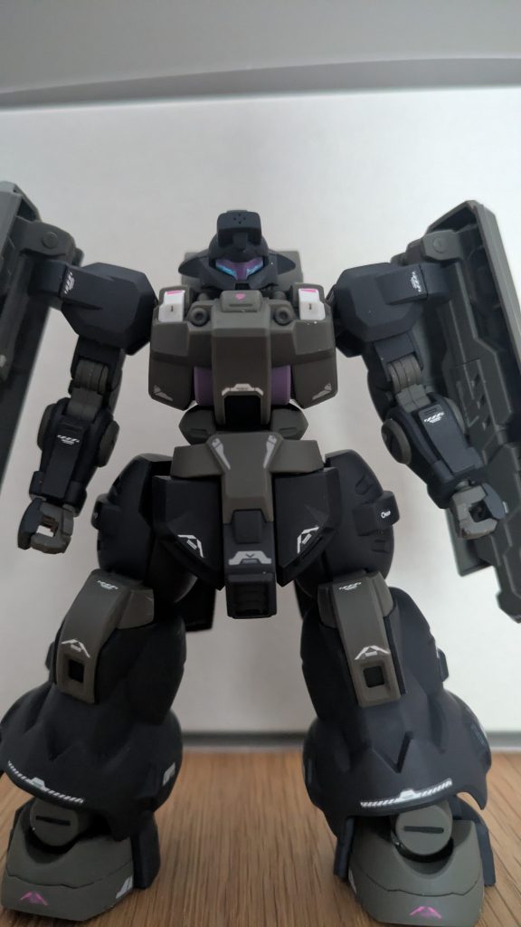 シールを使用せずに部分塗装を行ってます。ガンダムマーカーとDSPIAEマーカーを利用しました。DSPIAEペンについては初めて使用しましたがガンダムマーカーより使いやすかったです。オススメ