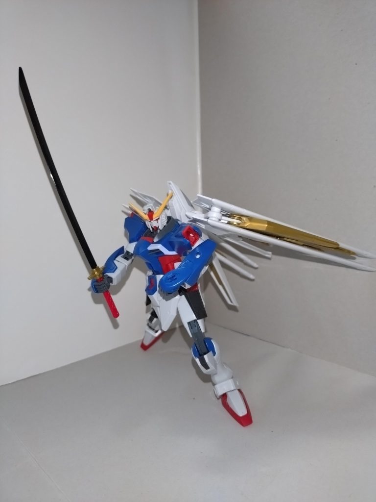 本機では実体剣「フツノミタマ」も装備されており、フェムテク装甲に対して高い攻撃力を有する。ビームサーベル、実体シールドは作戦に応じて使われるが、その頻度はフツノミタマやビームシールドに比べ低い。