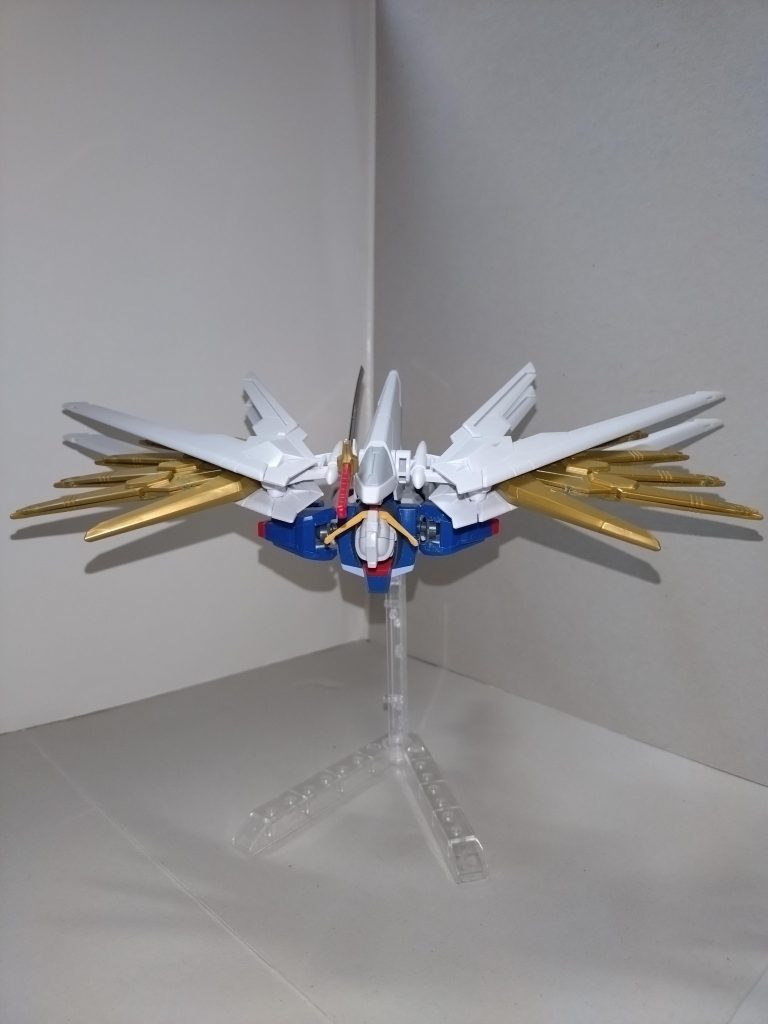 さらに、本機にはMA形態が存在する。頭部と両脚を180°、下腕を90°回転させ、足首を畳むと共に、プラウドディフェンダーの金色の部分を前に向けることで変形完了。