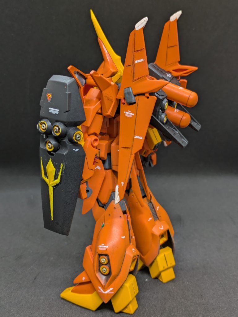 ネオ・ジオンマークは塗り分けハードでした。今なら別パーツになっていると思います。