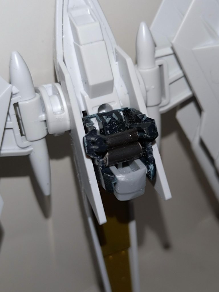 さて昨日のデスティニーブレフィスと合わせての連作、いかがだったでしょうか? プラウドディフェンダーを接続するための、マイティーストライクフリーダム用バックパックですが、実はデスティニーにはそのままでは合わないので、上端部をニッパーで切除し、ランナー棒で内側を補強しました。それでもプラウドディフェンダーの重みでバックパックそのものが外れることがあり、今回ポーズ付けをする際にも、何度かいちいちバックパックを外してからポーズを付けるハメになりました。機体名のマイティーストとは単にマイティーストの最上位(The Mightiest)から来ています。あれ?造語だったかな···?