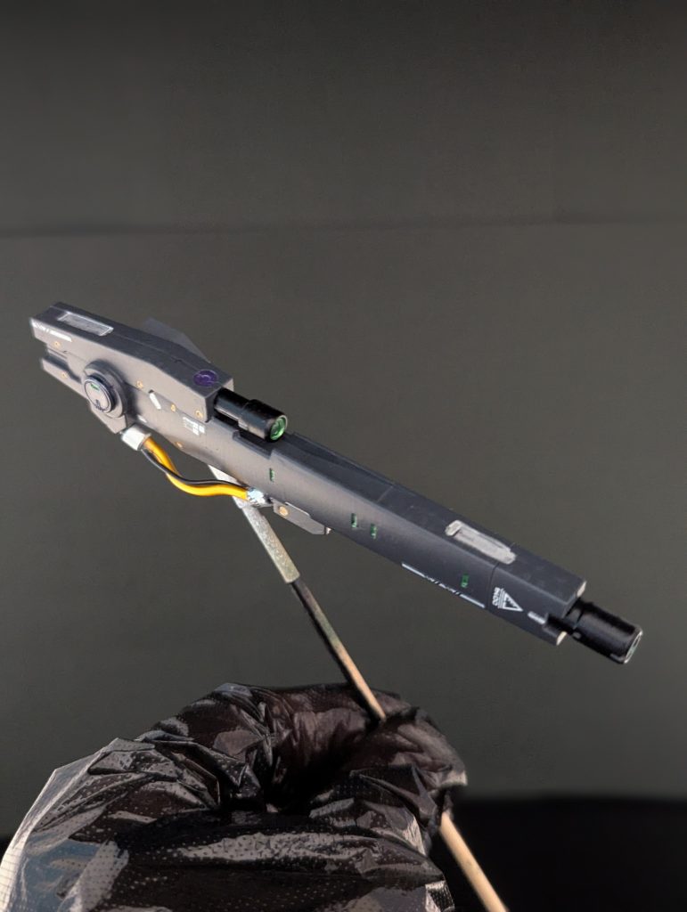 個人的にどハマりした武装。ケーブル部分は元々のパーツは切り離して、自分で100均の針金でパイピング。全体的に、主な塗装色は以下です青 シタデル ザファング 紺アクリジョンネイビー 黄色ファレホ イエロー最後までご覧いただきありがとうございました！  