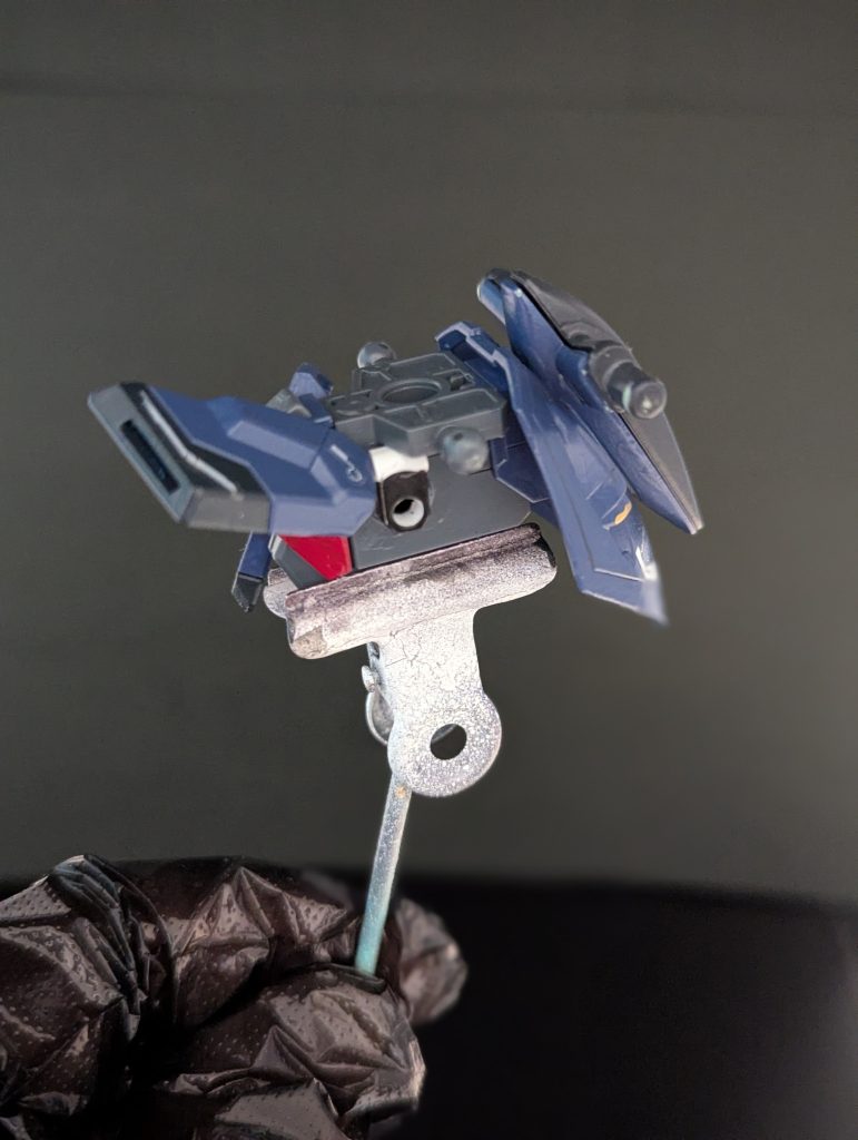 腰の後ろ側にジンクスの腰パーツを貼り付け。この十字のパーツにアトラスガンダムのサブレッグの支柱部分がピッタリはまります。あと脚部との接続穴が浅くてよく抜ける印象だったので深さを増やしました。