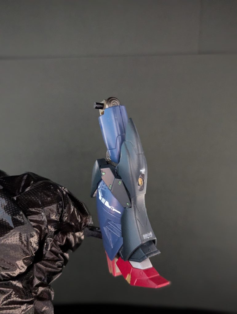 脚部は、カルラをベースに、フェイクニューのパーツなどでアーマーモリモリにしました。あと腰との接続は3mm棒を差し込み
