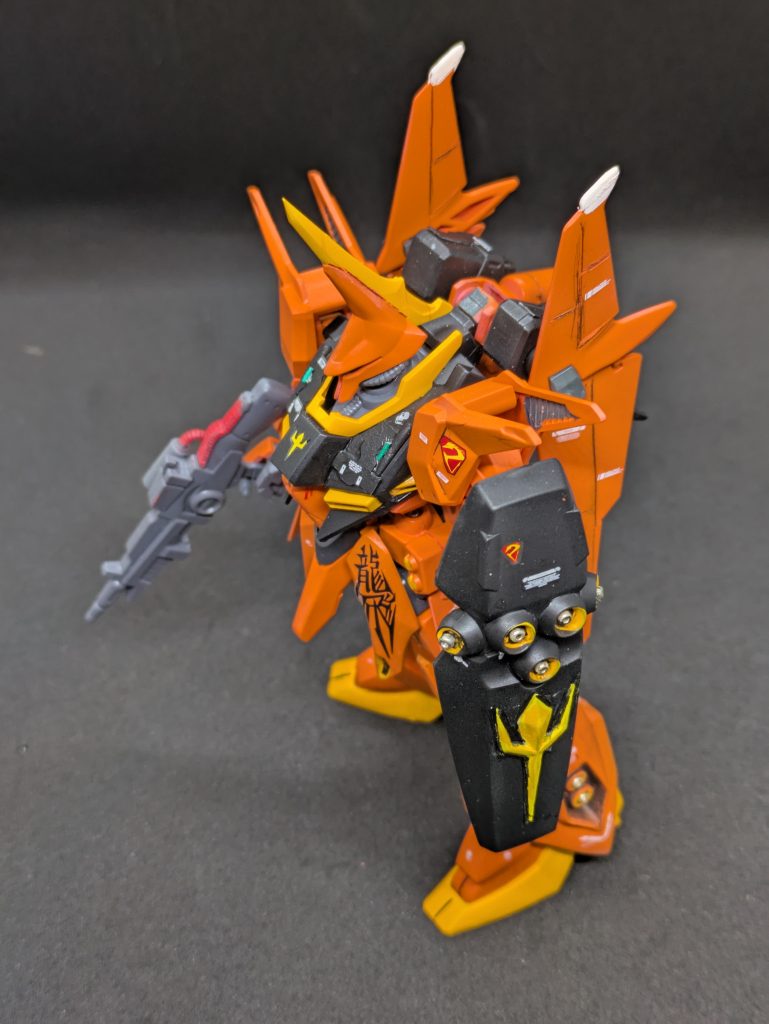 「龍」と「飛」を一文字にして「バウ」と読む。中二っぽいけどカッコいい。肩と盾にグレミーのエンブレム?のデカールを貼ってみました。