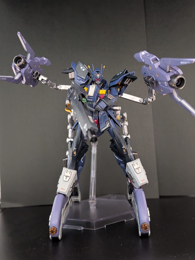 いざ、戦場へ両肩にはブースター兼、大形ビームカノンハサミとしても使える設定