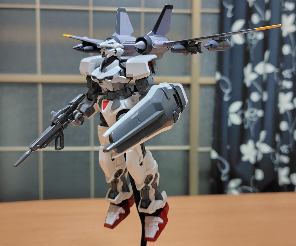 ジェットストライカー装備。この時は腰部に移動したバックパックのサーベルと干渉する為、未装備。