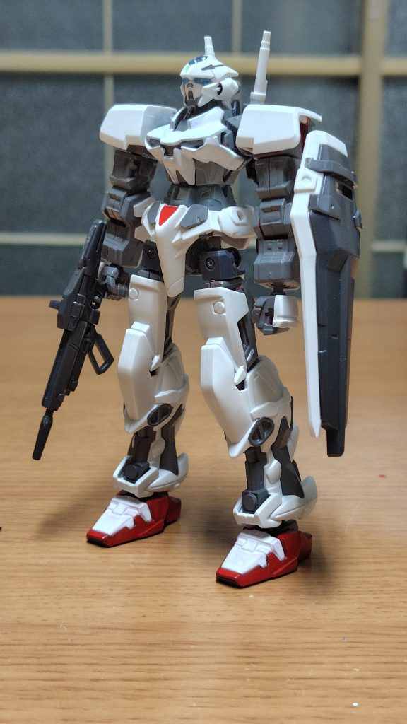 素体は旧HGガンダムアストレイレッドフレーム。発泡金属装甲で覆われてないレッドフレームをニュートラルグレーに塗装して申し訳程度にモンザレッド塗装したプロトタイプトリコロールカラーに仕上げた。