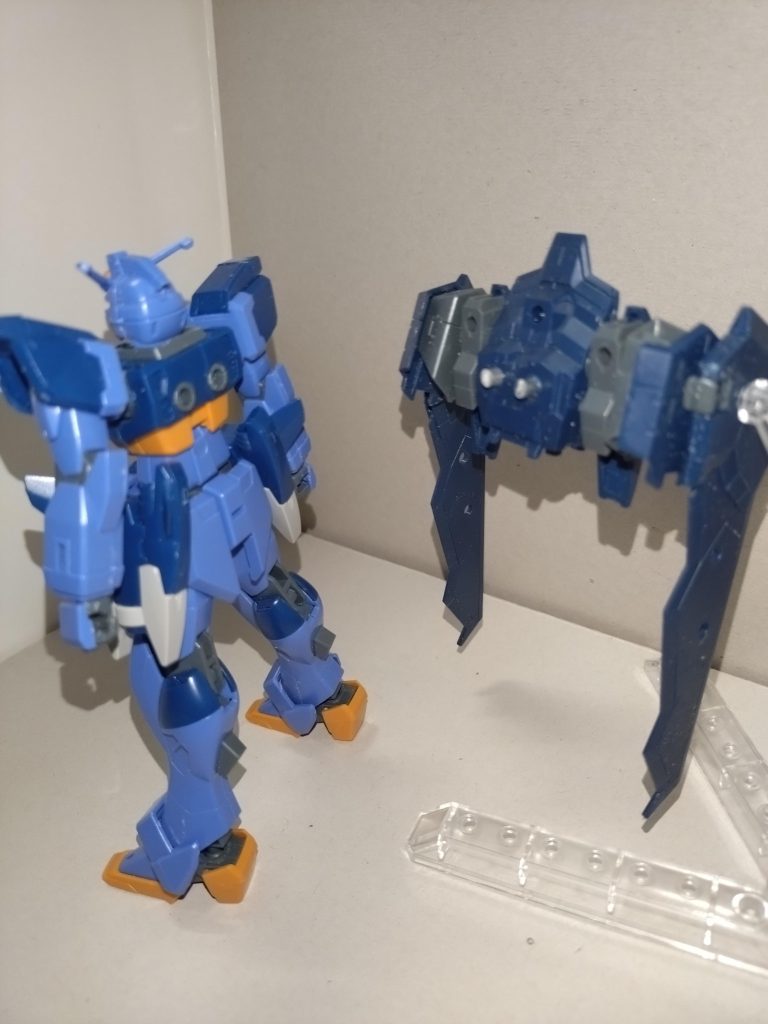 前回・前々回のデスティニーから間を置かずに今回の投稿となりましたが、実は制作順序はこちらが先行していました。フライトユニットは30MMアルト空戦仕様から。もとの二穴オスジョイント(ユニット下方)だとインパルスと干渉するので、二穴メスジョイントにランナー棒を差し込み、接着して画像の通りオス化しています。シールドにあるフライトユニット接続用ジョイントはコトブキヤMSGの中から。インパルス自体は改造していません。