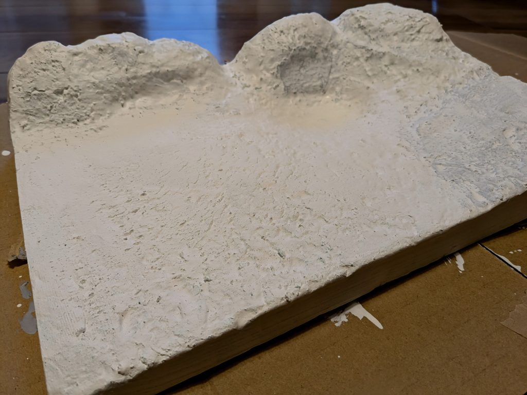 台座作り材料は100均のポリスチレンフォーム2枚を専用接着剤で重ねカッターで荒削りしてからリキテックスのジェッソで下地塗り。リキテックスは美術専門学校以来です。34年ぶりに使いました。