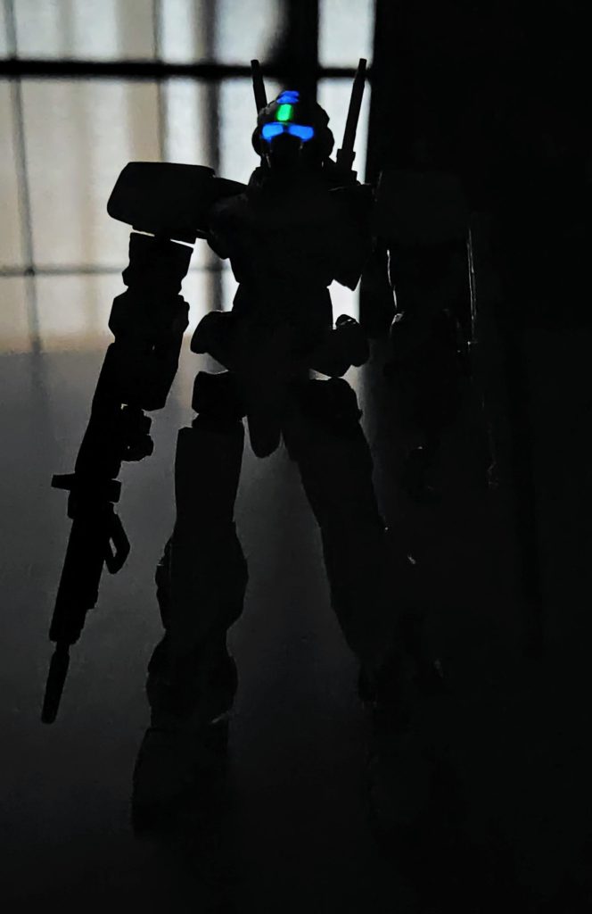 暗闇に発光したガンダムフェイスはブルー主体に。
