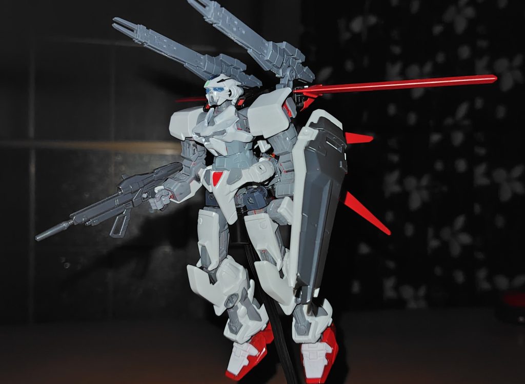 背面のバックパック接続部をドリルで拡張して3ミリ穴一つにし、ストライカーパック装着可能にした。