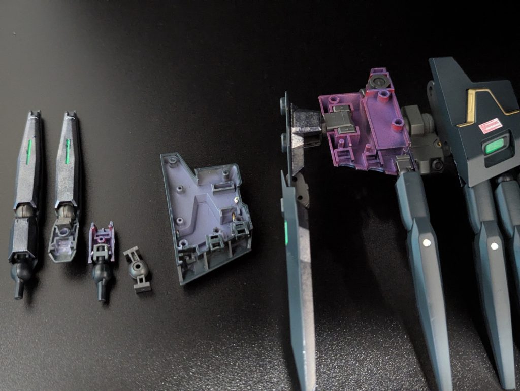 ジャイオーンのバックパックの指部分は、Gレコ原作設定にあわせて射出できるように切って貼っての加工。ボールデンアームズの3mm穴や市販の関節技?などを駆使して付け外しがしやすいように加工。これをすると少しだけ指を外側に開けるようになりポージングの幅が微増。