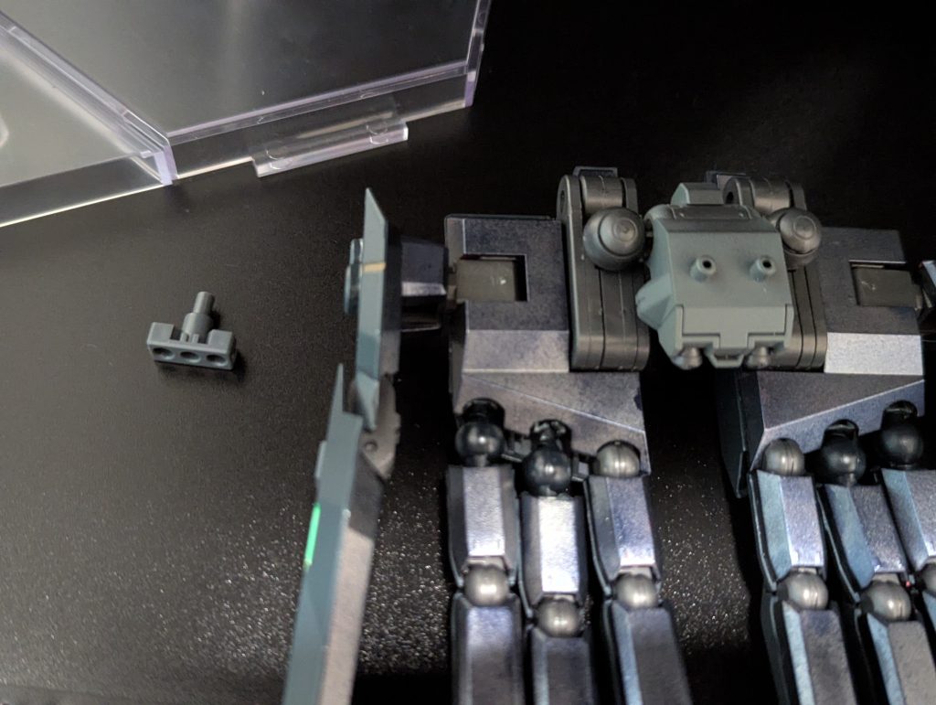 バックパックは、自然体だと2穴で、ギャンの1穴と噛み合わないので間に変換パーツを噛ませて加工無し接続。